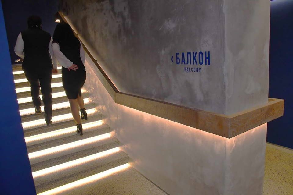 Путь в зрительный зал можно найти при помощи навигации на стенах Путь в зрительный зал можно найти при помощи навигации на стенах