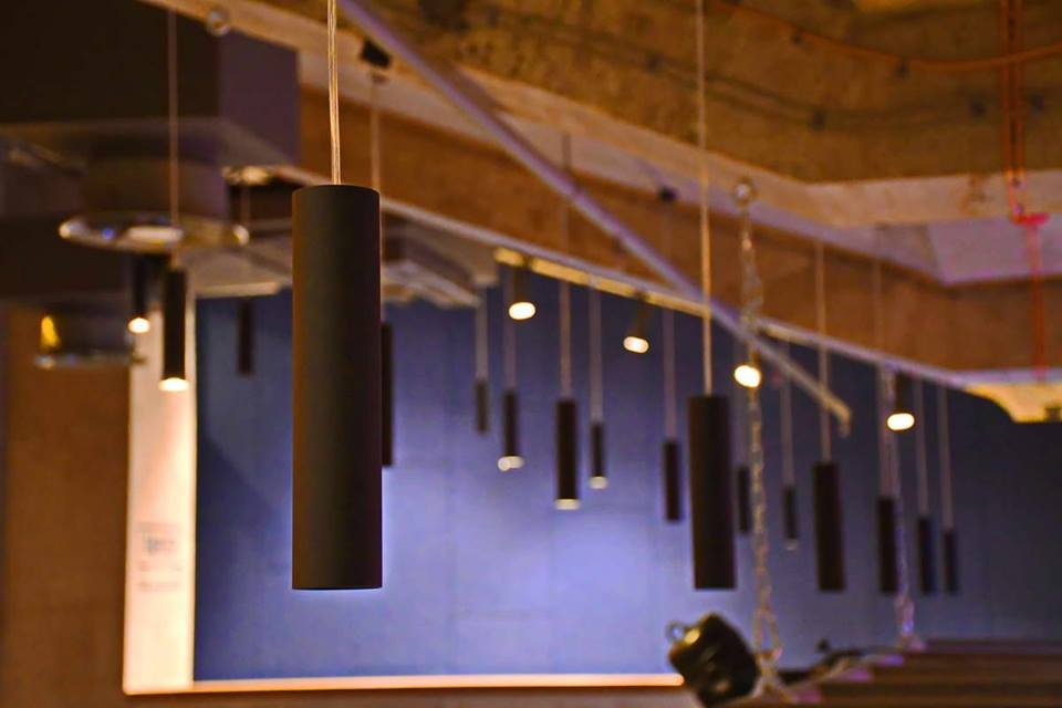 Конструкции потолка позволяют установить дополнительное световое оборудование Конструкции потолка позволяют установить дополнительное световое оборудование