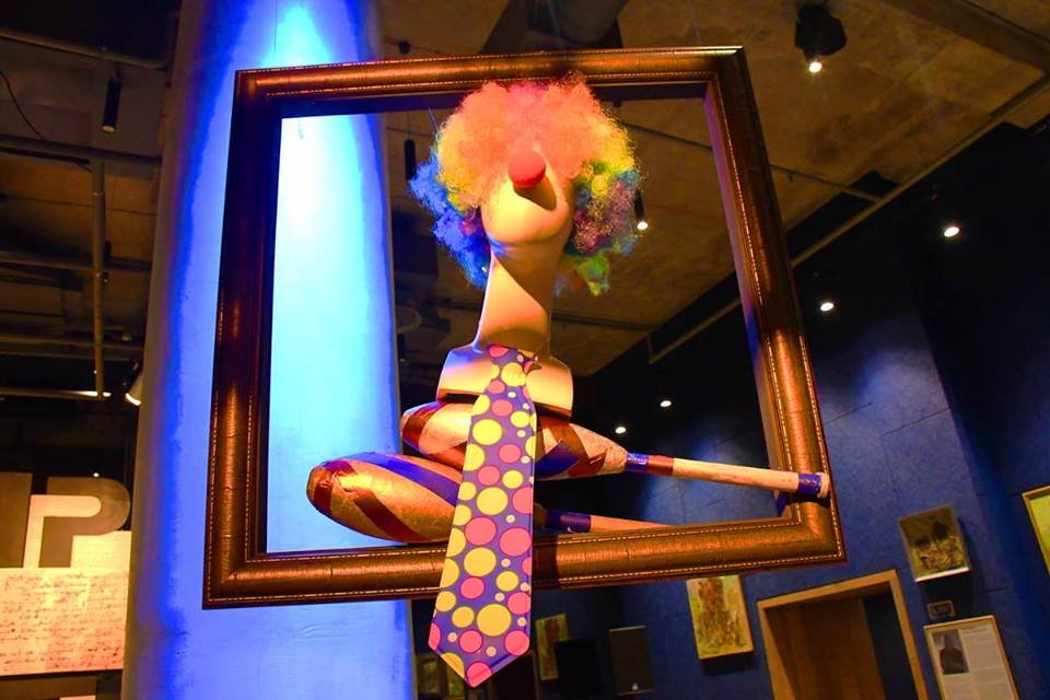 Театр поражает своей нестандартностью, как снаружи, так и внутри Театр поражает своей нестандартностью, как снаружи, так и внутри