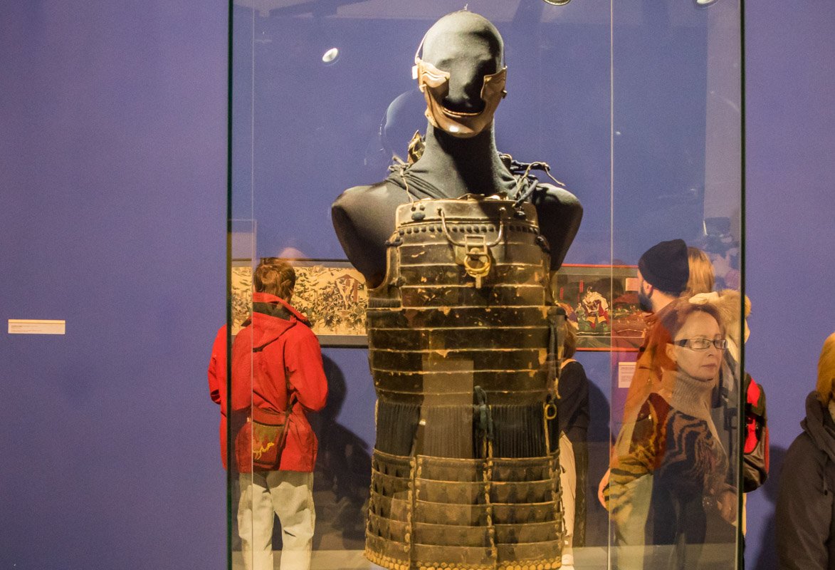 А это доспехи настоящего японского самурая