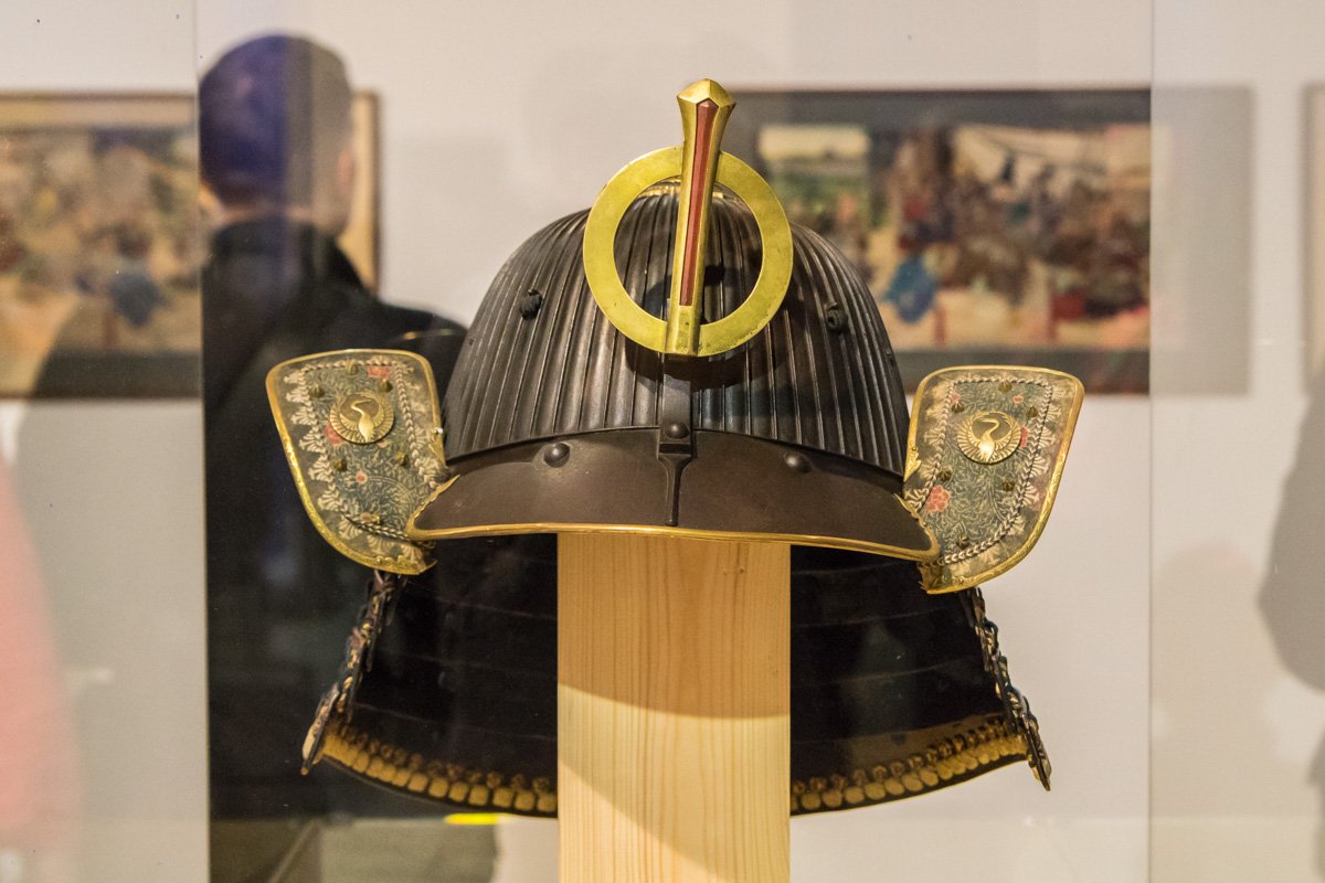 Шлем самурая на выставке в Киеве