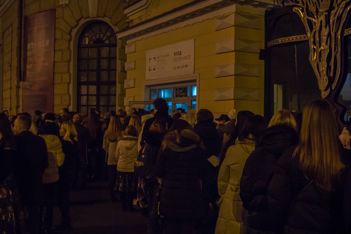 Желающих попасть на выставку в день ее открытия было достаточно много