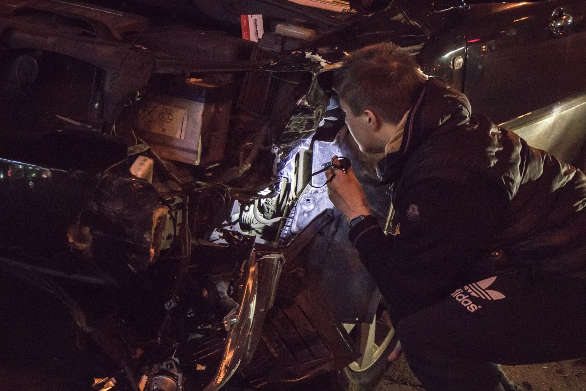 На месте ДТП осматривают повреждения