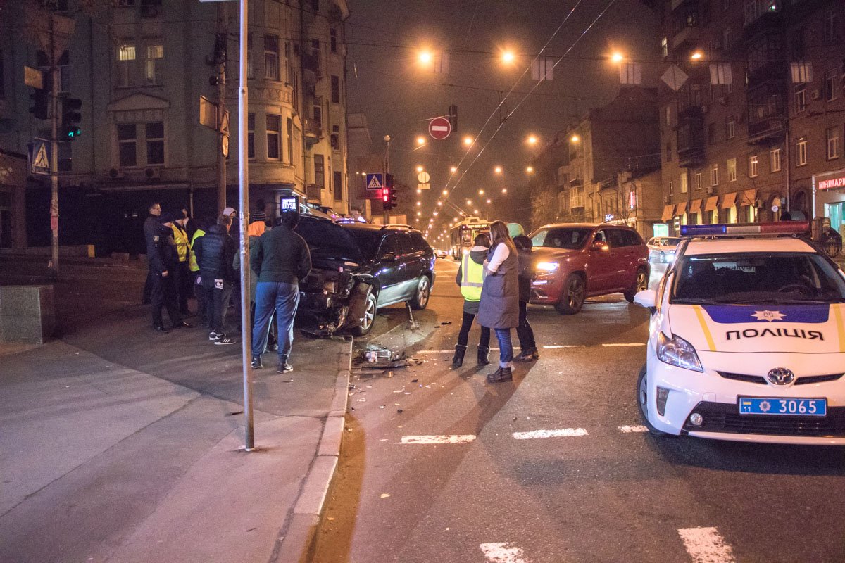 Сейчас водители вместе со свидетелями и полицией дожидаются приезда эвакуатора