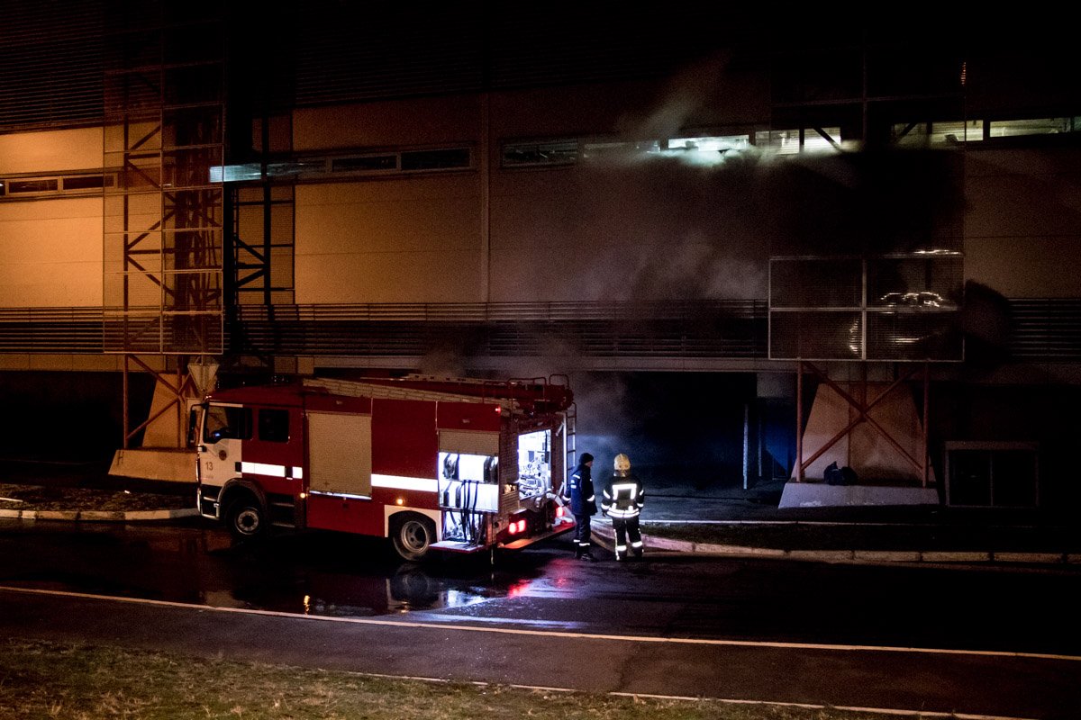 С обратной стороны супермаркета также ликвидируют огонь
