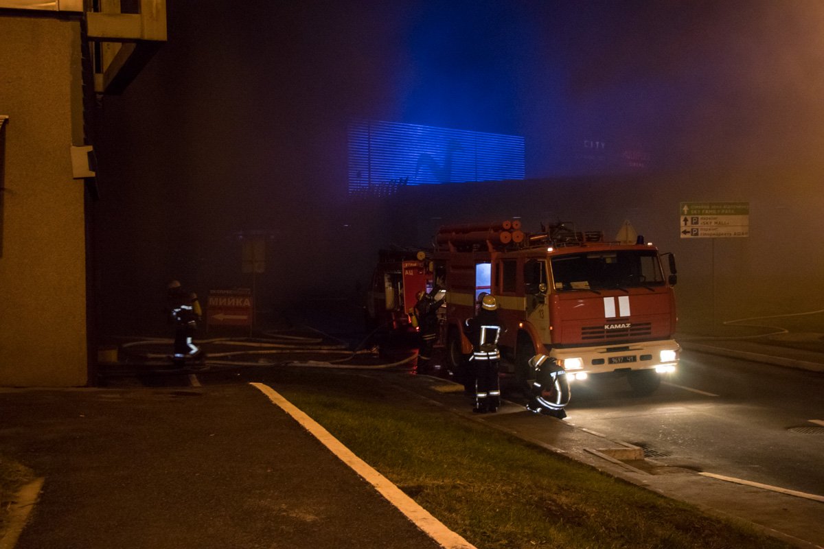 На место задымления выехали 4 машины пожарных