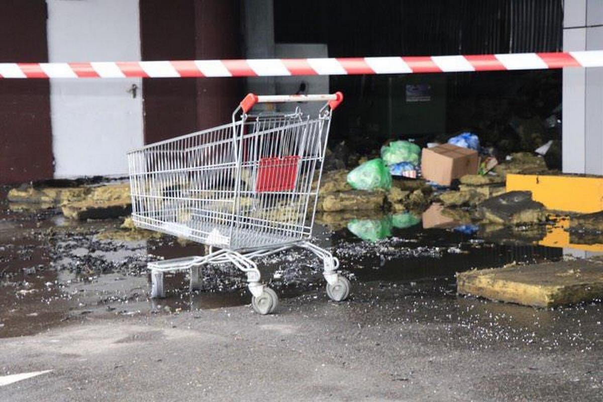 На территории ТРЦ SkyMall возле супермаркета "Ашан" загорелись складские помещения На территории ТРЦ SkyMall возле супермаркета "Ашан" загорелись складские помещения