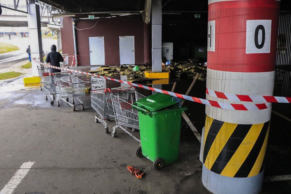 Сейчас территорию горевших складов оградили. Охрана сюда никого не пускает Сейчас территорию горевших складов оградили. Охрана сюда никого не пускает