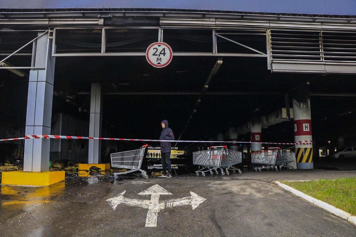 Делать снимки сгоревшего помещения нашим фотокорреспондентам пыталась помешать охрана Делать снимки сгоревшего помещения нашим фотокорреспондентам пыталась помешать охрана