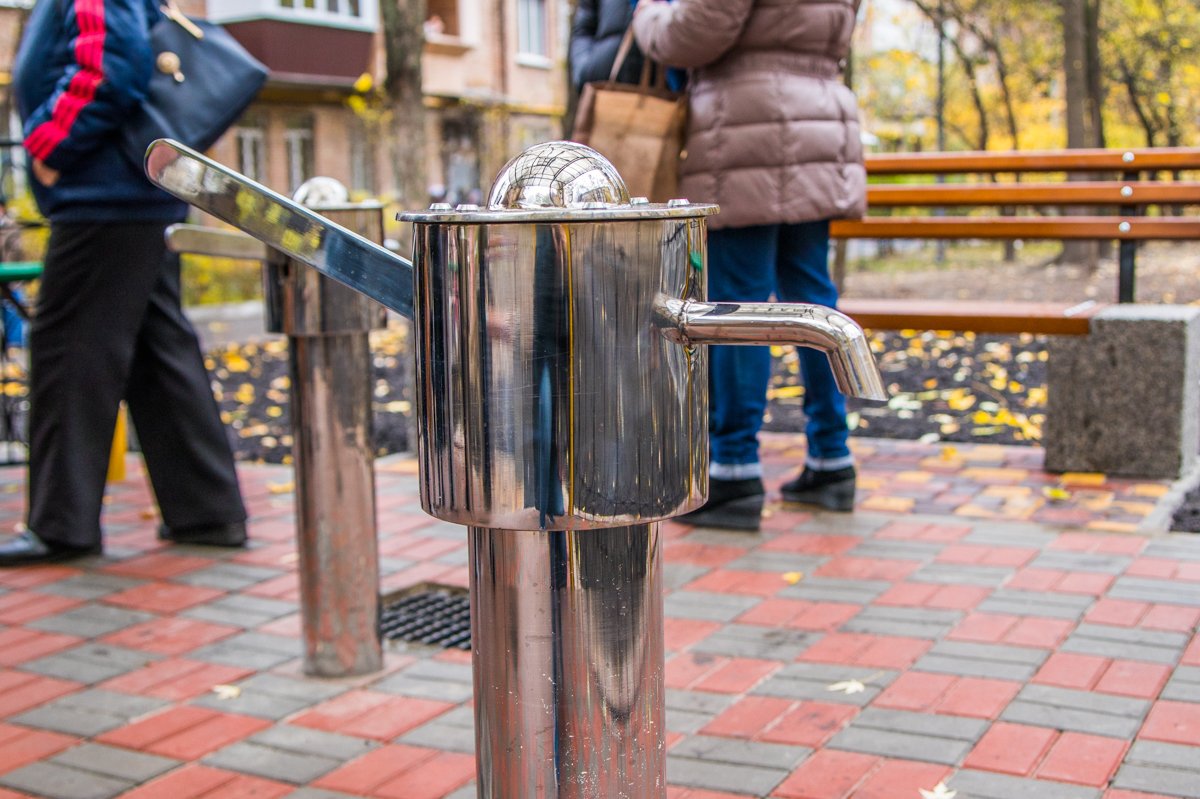 Бюветный комплекс состоит из четырех водных колонок Бюветный комплекс состоит из четырех водных колонок