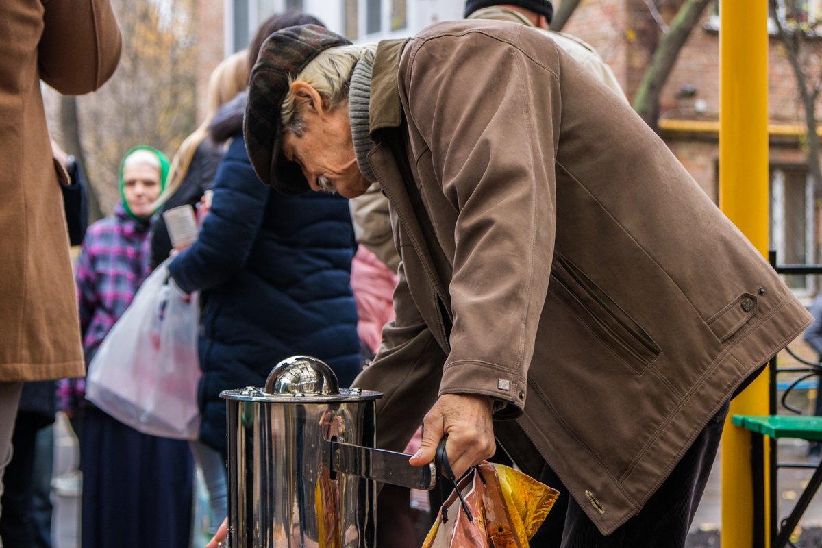 Сразу после открытия бювета люди начали пробовать воду Сразу после открытия бювета люди начали пробовать воду