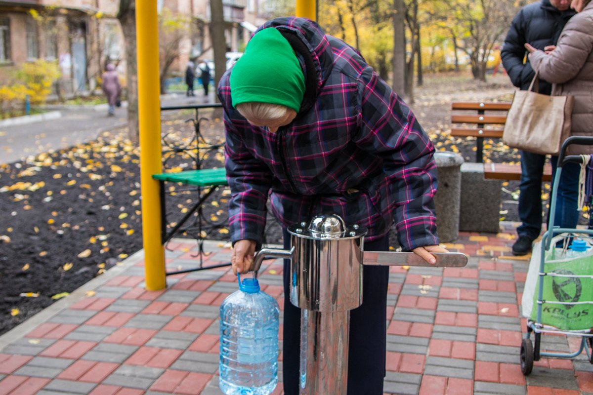 Также киевляне набирали воду в бутылки, чтобы принести домой Также киевляне набирали воду в бутылки, чтобы принести домой