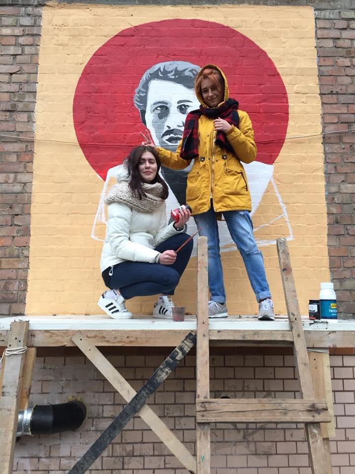 Девушки, нарисовавшие мурал с изображением Пабло Эскобара Девушки, нарисовавшие мурал с изображением Пабло Эскобара