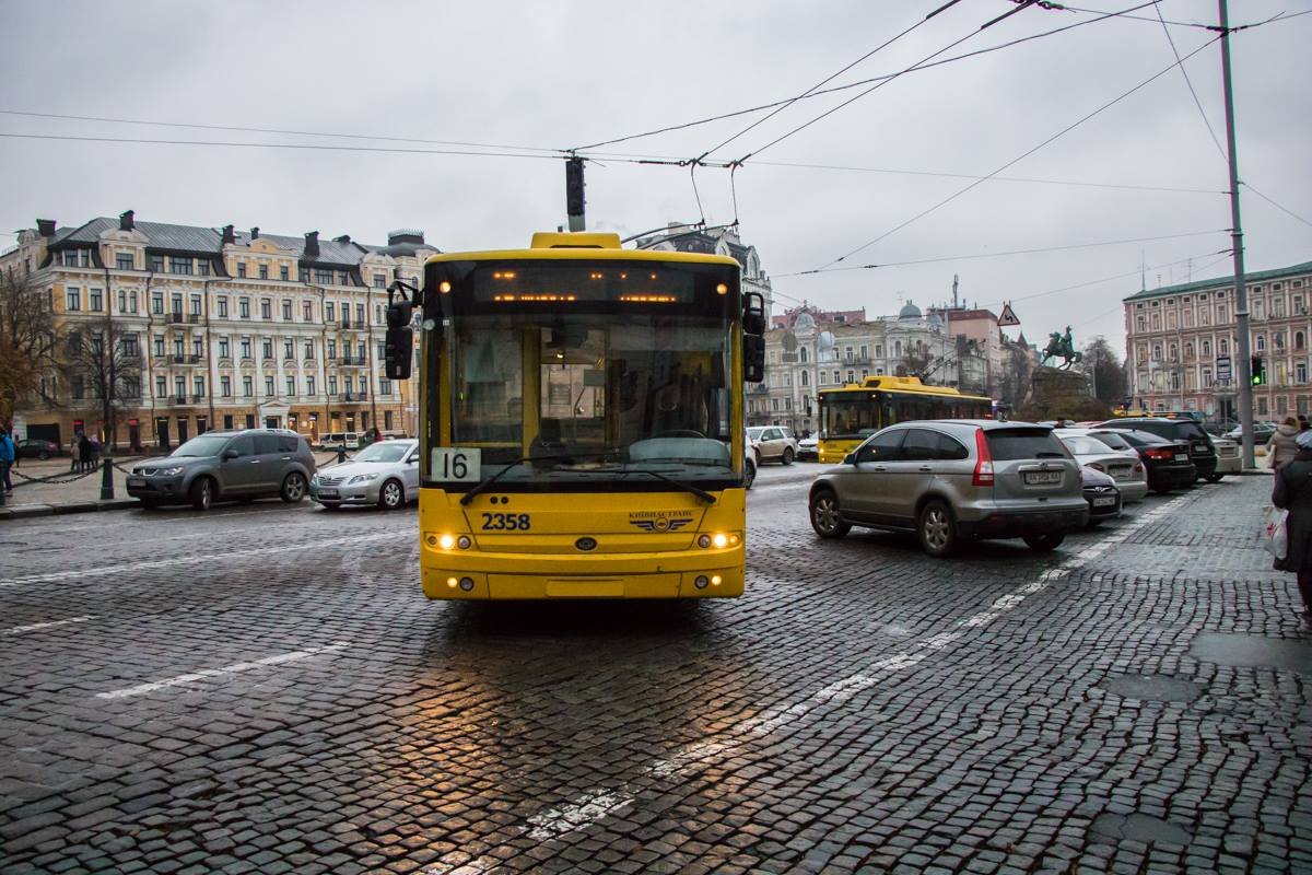 Горе-водитель на Mercedes преградила дорогу троллейбусам № 16 и 18 Горе-водитель на Mercedes преградила дорогу троллейбусам № 16 и 18