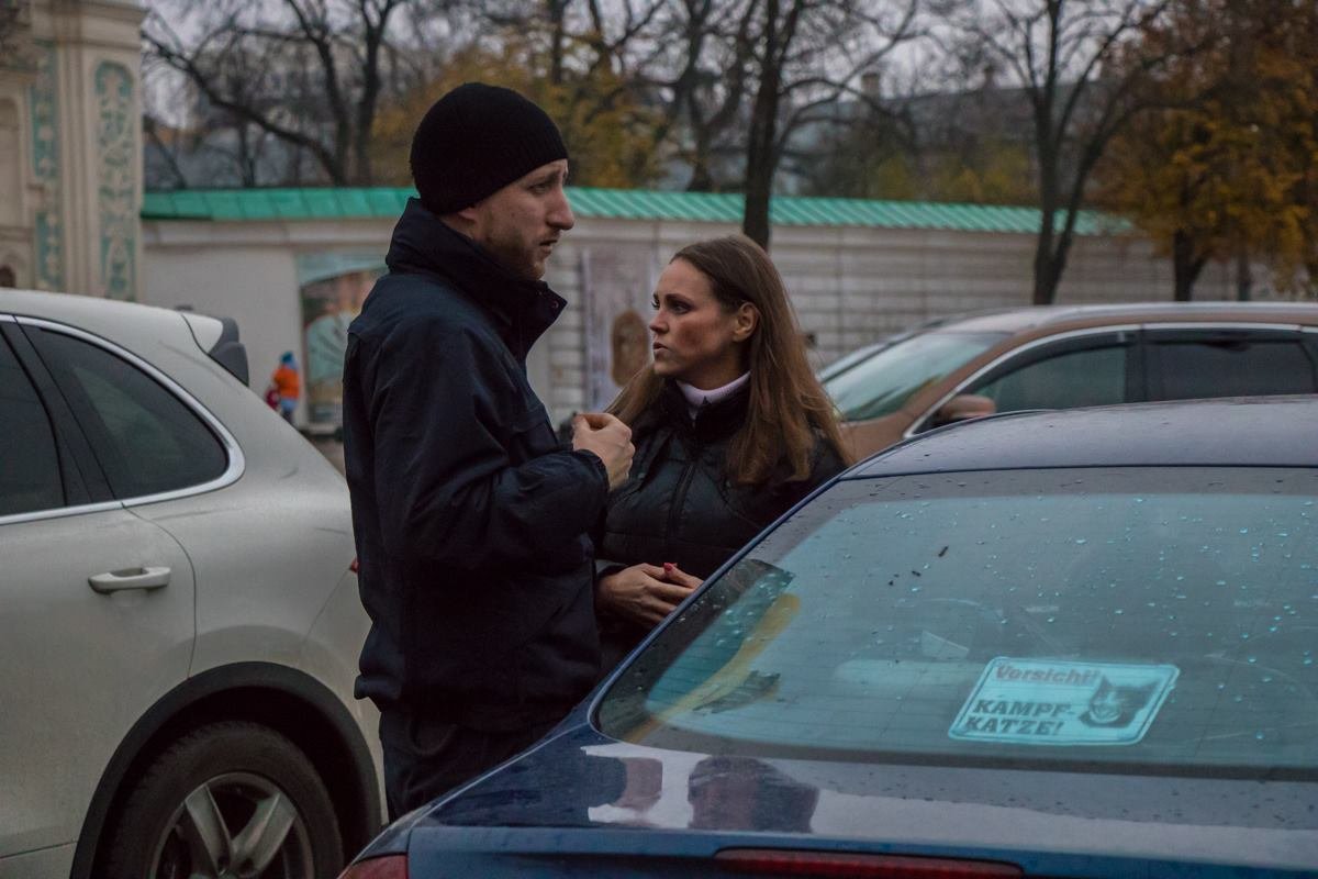 Патрульные вместе с водителями троллейбусов ждали, пока девушка вернется к своему автомобилю Патрульные вместе с водителями троллейбусов ждали, пока девушка вернется к своему автомобилю