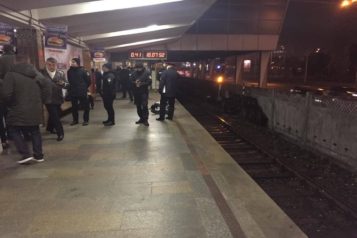 В Киеве на станции метро "Дарница" на рельсах погиб мужчина В Киеве на станции метро "Дарница" на рельсах погиб мужчина