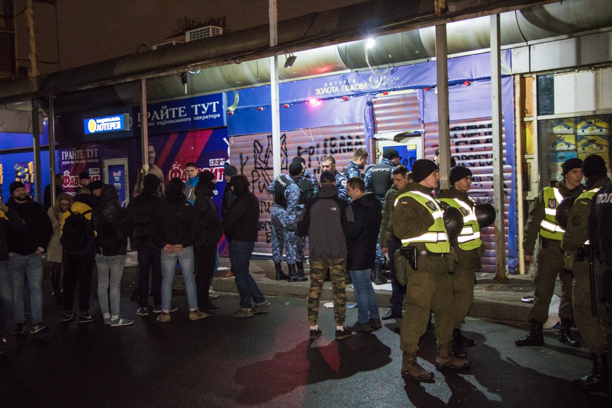 Активисты ждут приезда полиции, чтобы опечатали оборудование и заведение