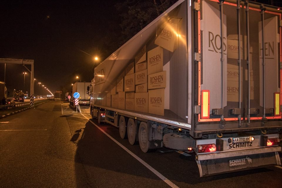 Грузовик с продукцией "Roshen" проходит весовой контроль