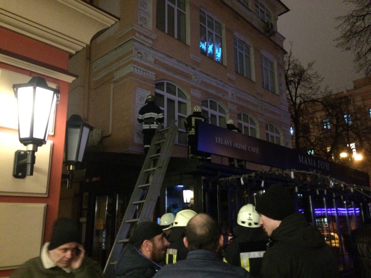 Возгорание произошло на крыше ресторана Возгорание произошло на крыше ресторана