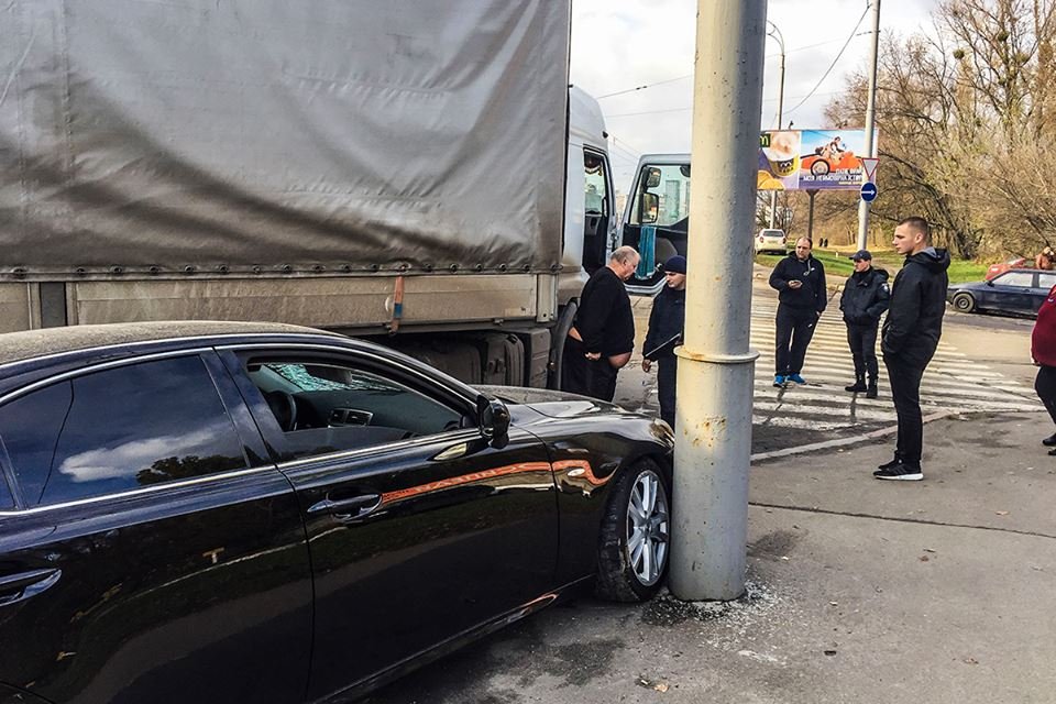 Lexus двигался в сторону Одесской площади и хотел проскочить на желтый свет мимо фуры