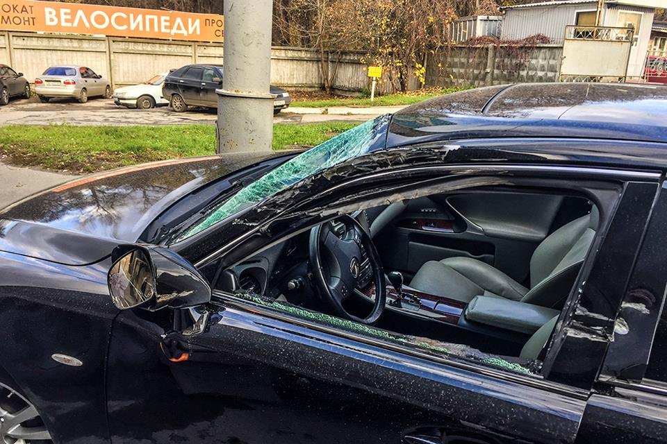 У легкового автомобиля выбило лобовое и передние стекла 