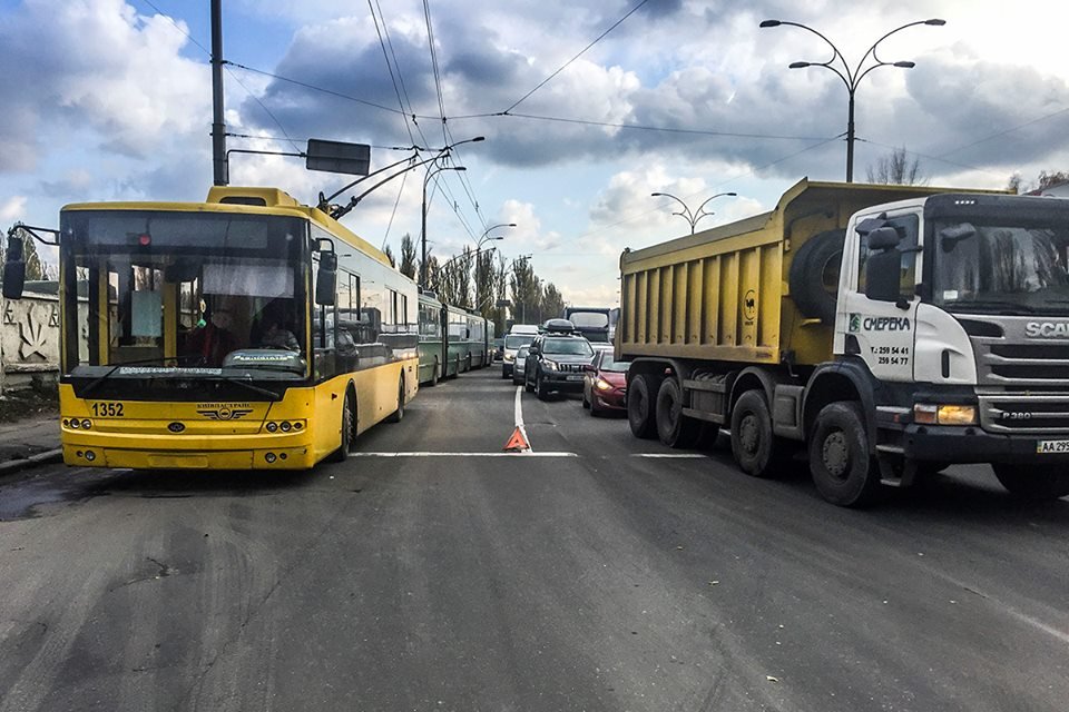 В результате ДТП на улице Заболотного затруднено движение 