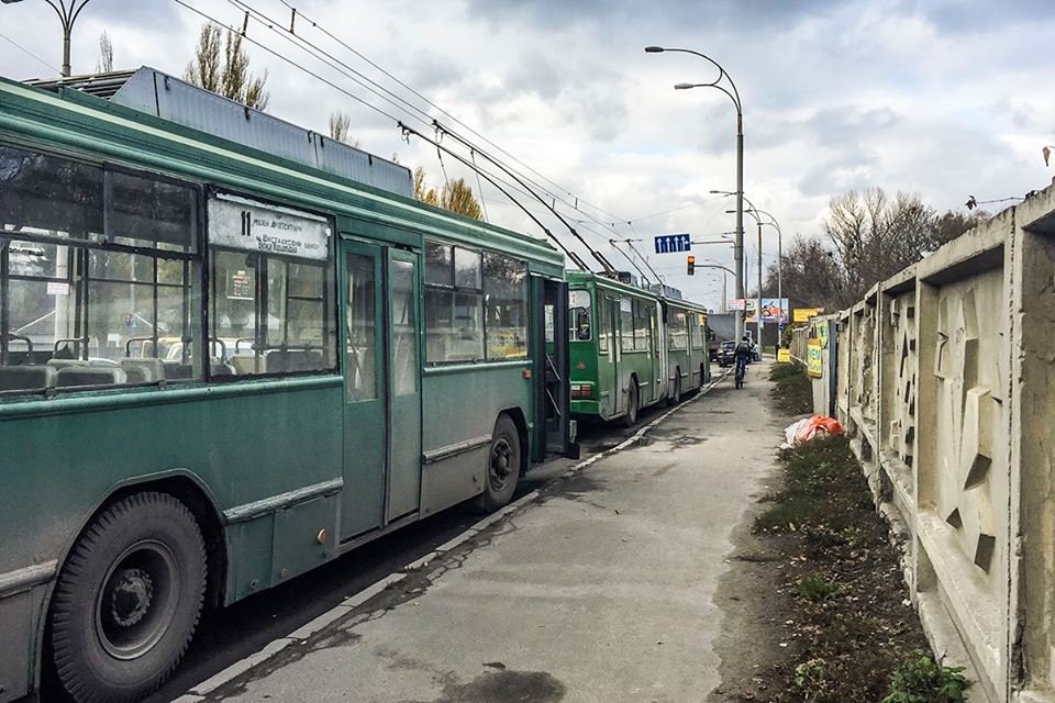 Также парализовано движение 11 троллейбуса 