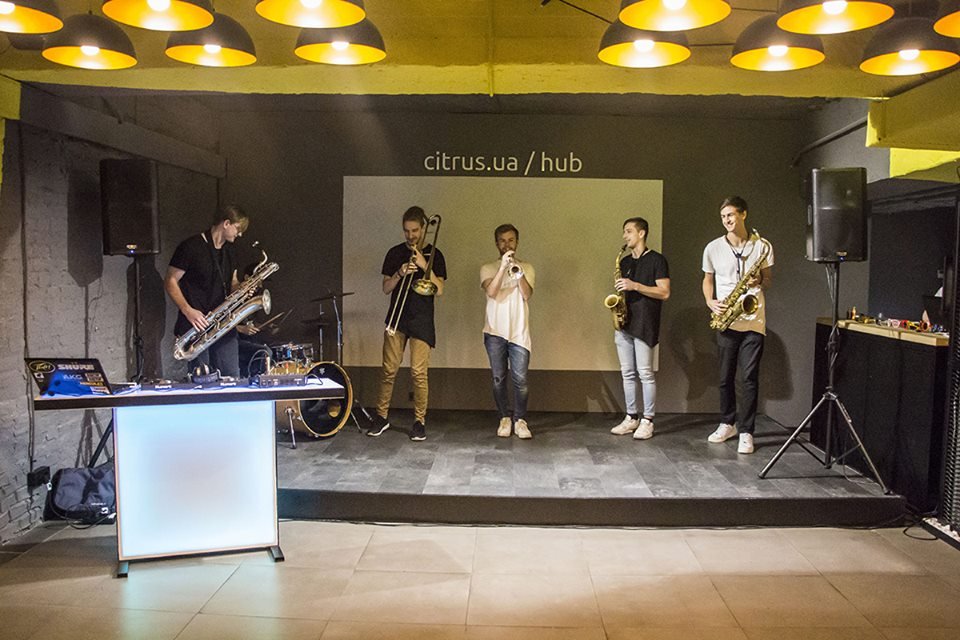 Гостей развлекали музыканты