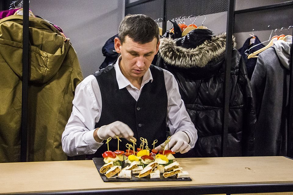 Проголодавшиеся могли угоститься канапешками