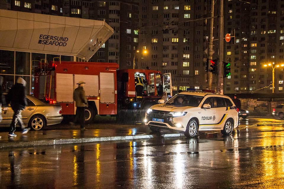 Пожар приехали тушить две машины спасателей 