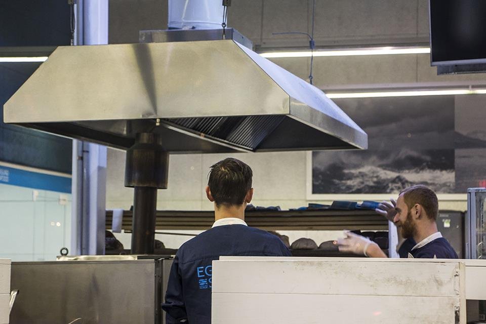 В вентиляционной шахте рыбного магазина загорелся жировой налет