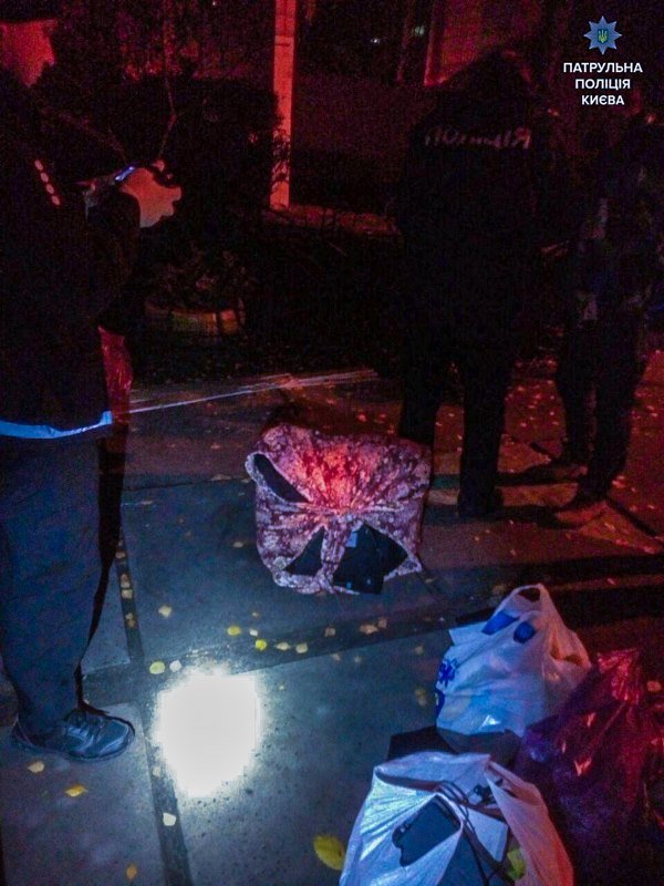 В Киеве мужчина пытался украсть у детей игрушки и еду 1