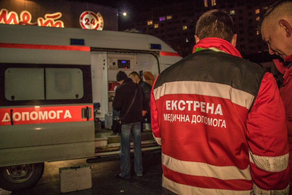 Медики пытались оказать помощь пострадавшему