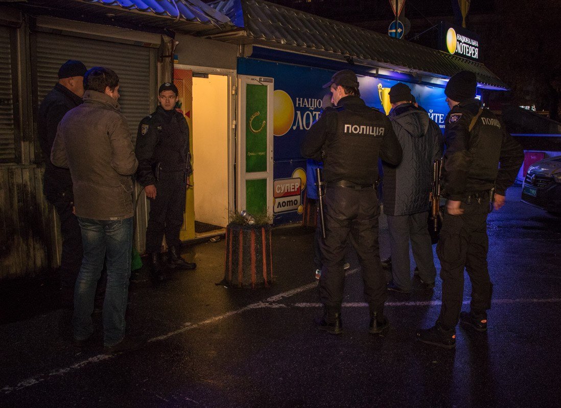 На месте работали полиция охраны, патрульные и СОГ