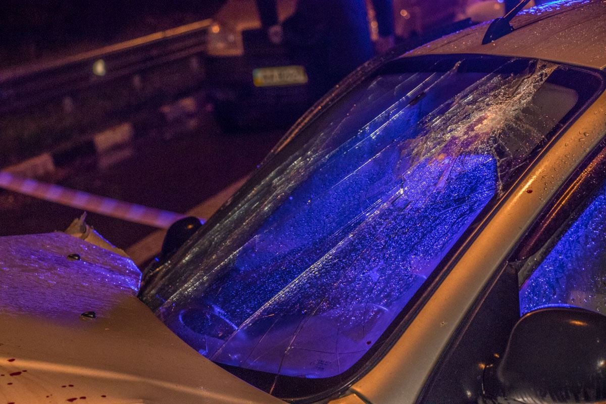 У Daewoo Lanos разбито лобовое стекло, на капоте кровь