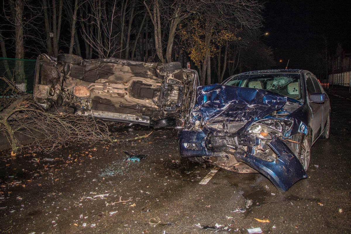 Mercedes и Mitsubishi столкнулись на улице Казацкая Mercedes и Mitsubishi столкнулись на улице Казацкая