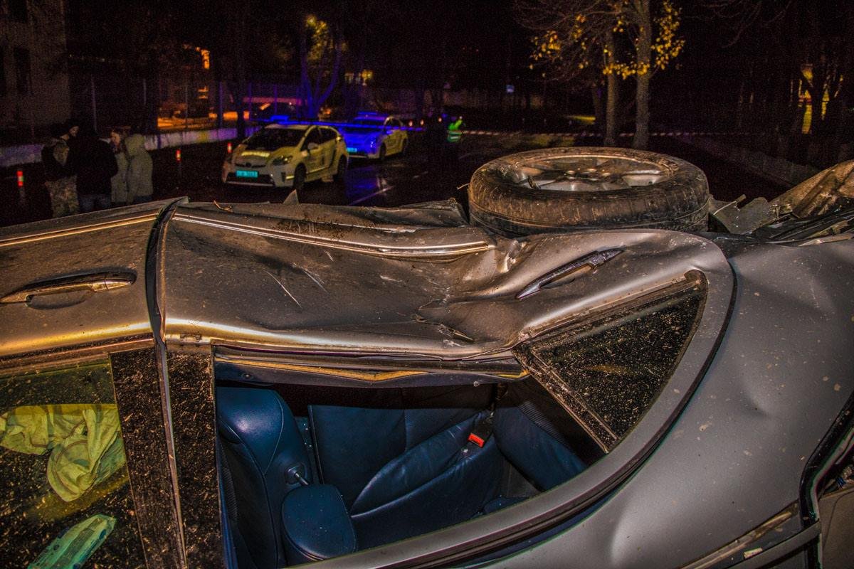 Перед столкновением Mercedes носило из стороны в сторону по проезжей части Перед столкновением Mercedes носило из стороны в сторону по проезжей части