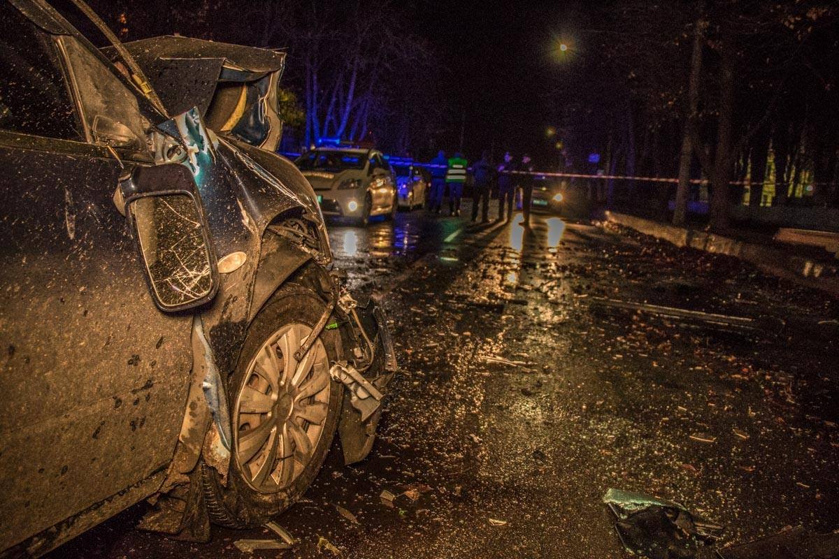 Водитель Mercedes предполагает, что вскочил в яму Водитель Mercedes предполагает, что вскочил в яму