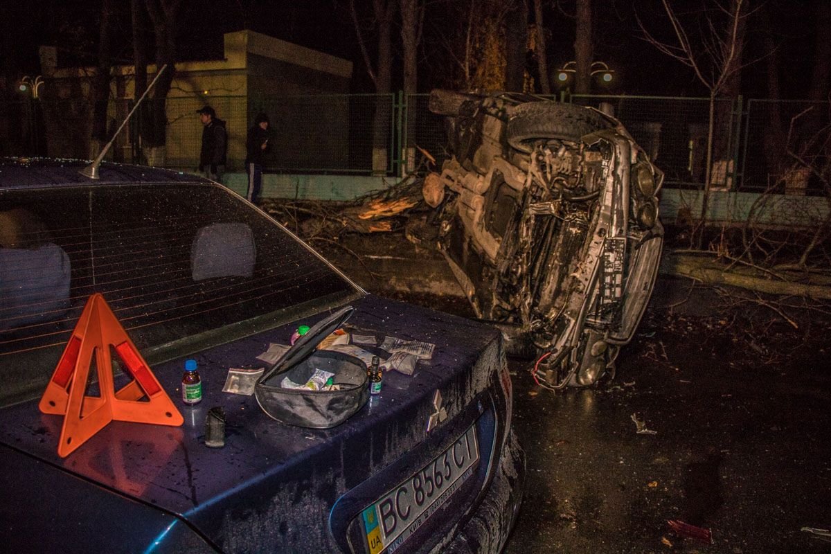 Первую помощь оказали общественные активисты, которые ночью патрулируют город Первую помощь оказали общественные активисты, которые ночью патрулируют город