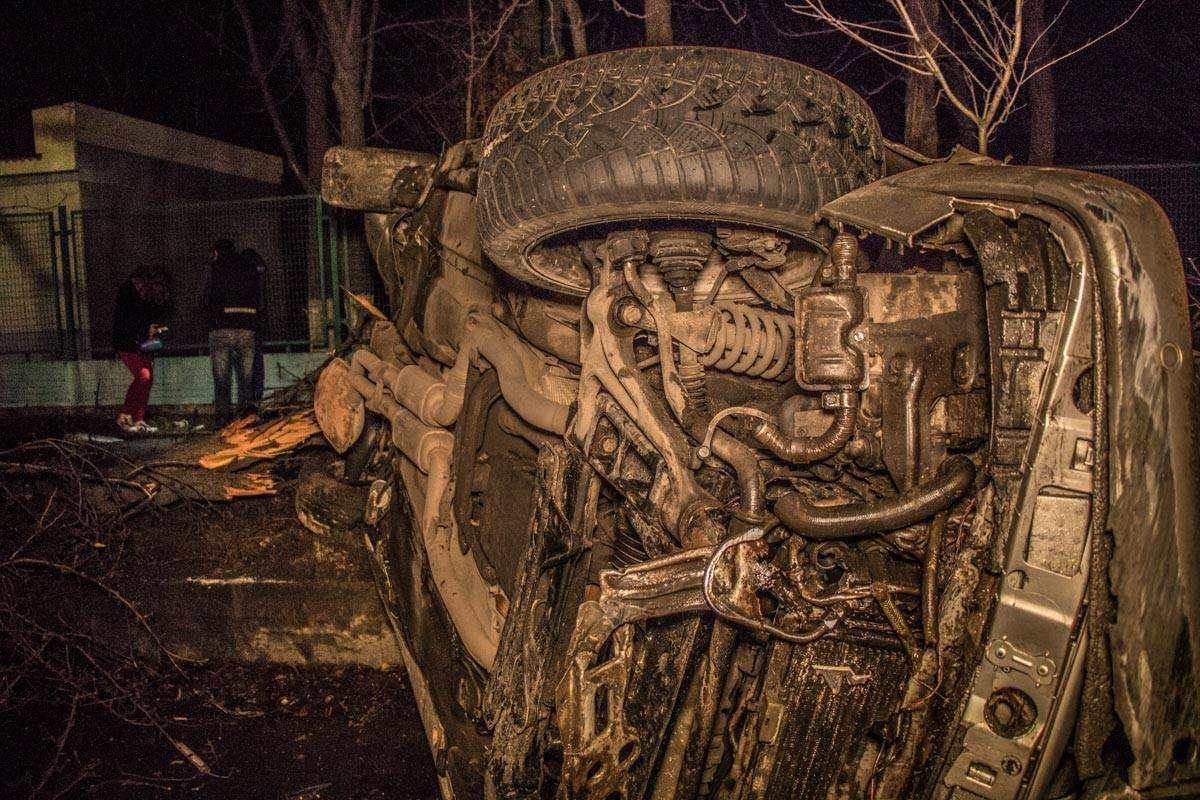 Mercedes врезался в Mitsubishi, отлетел в дерево и "прилег" на бок Mercedes врезался в Mitsubishi, отлетел в дерево и "прилег" на бок