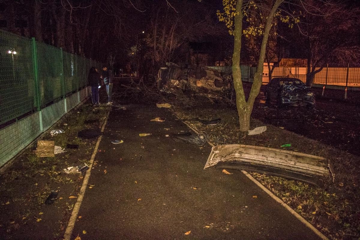 Части машин разлетелись по дороге и тротуару Части машин разлетелись по дороге и тротуару