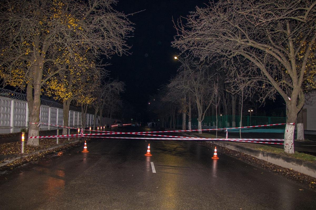 Полиция перекрыла дорогу, чтобы водители не гоняли по Казацкой и не присоединились к ДТП Полиция перекрыла дорогу, чтобы водители не гоняли по Казацкой и не присоединились к ДТП