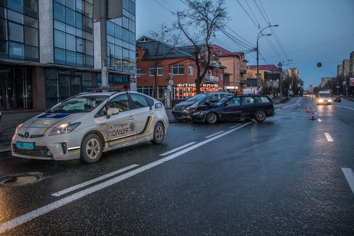 Автомобили столкнулись на Проспекте Лобановского около улицы Андрея Головко