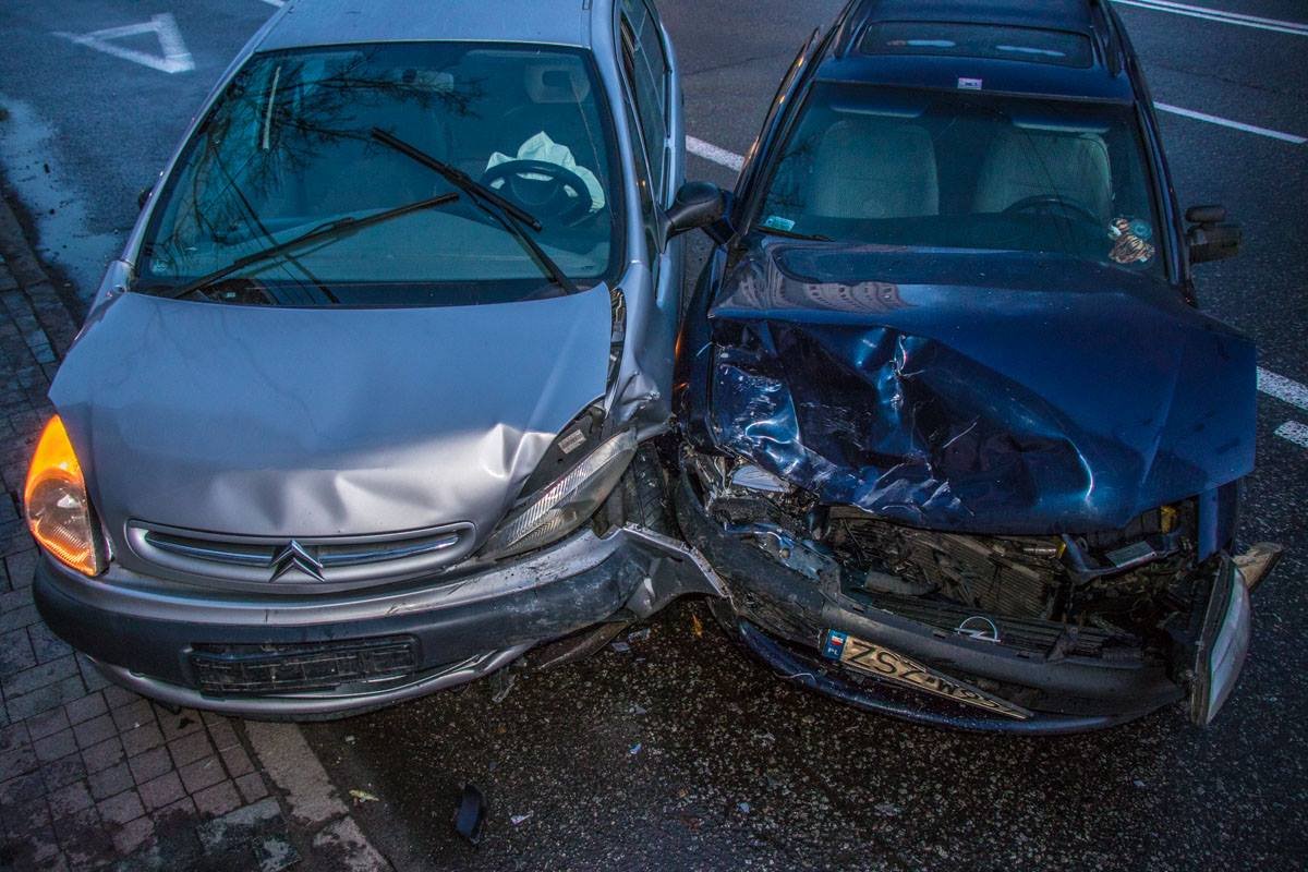 Пострадали 2 пассажира такси