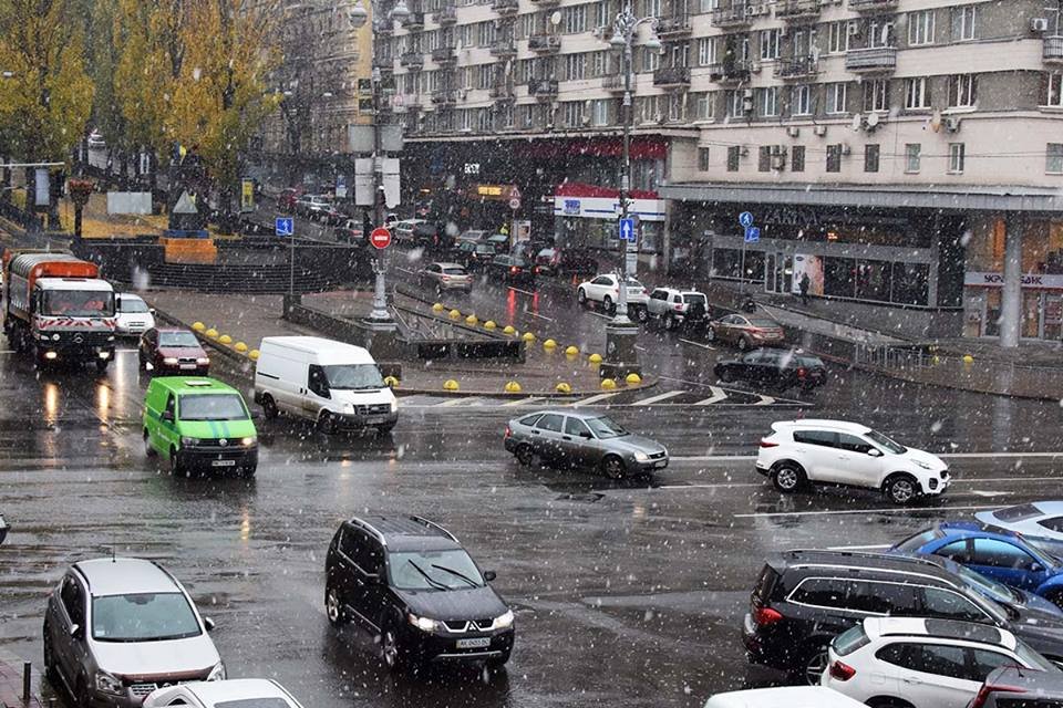 Первые снежинки таяли, не успев долететь до земли