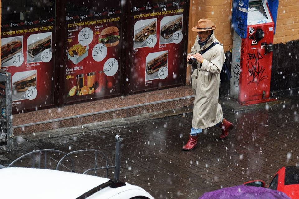 Некоторые еще не переоделись в зимнюю одежду