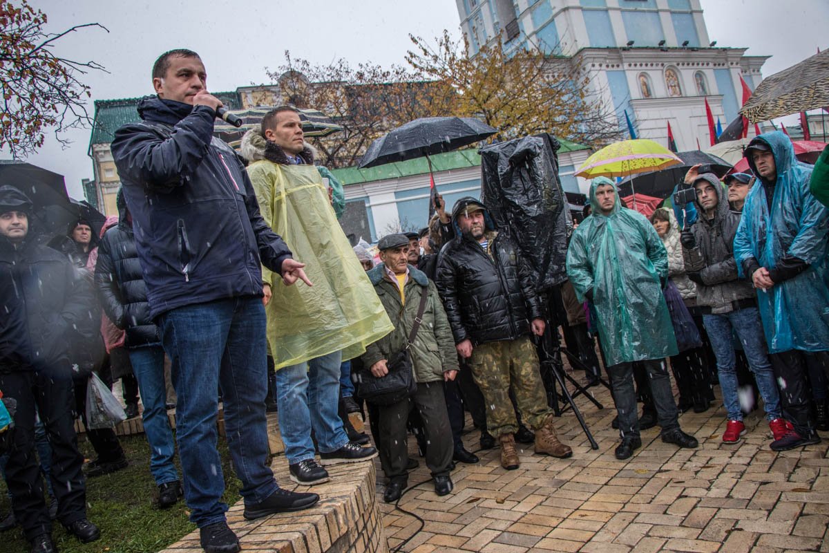 На Михайловской площади люди собрались на мирный марш Михаила Саакашвили