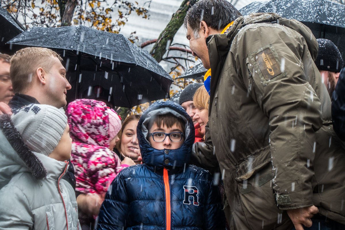 На митинг пришли жена и младший сын Михаила Саакашвили 