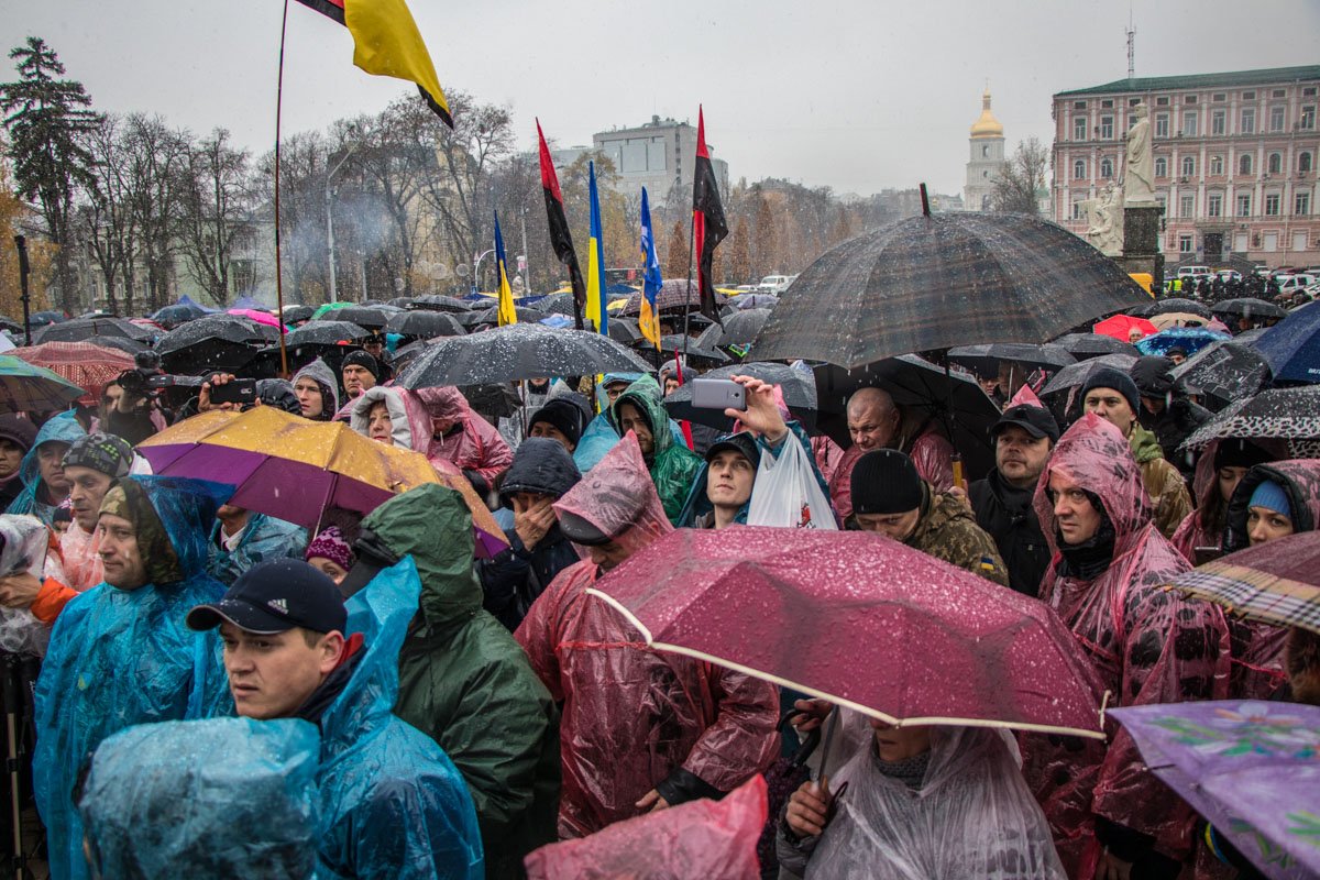 Сегодня на марше люди прятались от первого снега под зонтами и плащами 