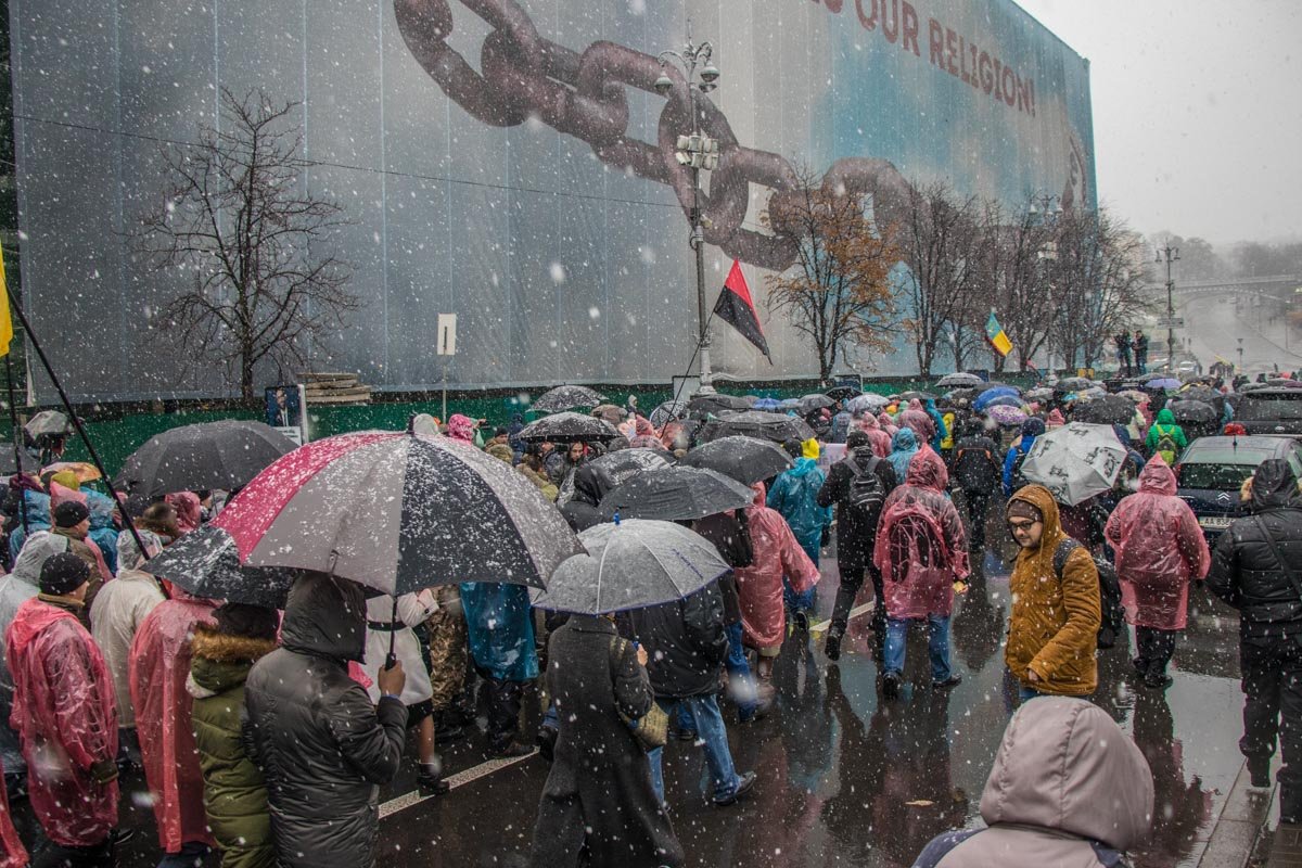 В антикоррупционном марше участвовали соратники Михаила Саакашвили, в том числе жители палаточного городка